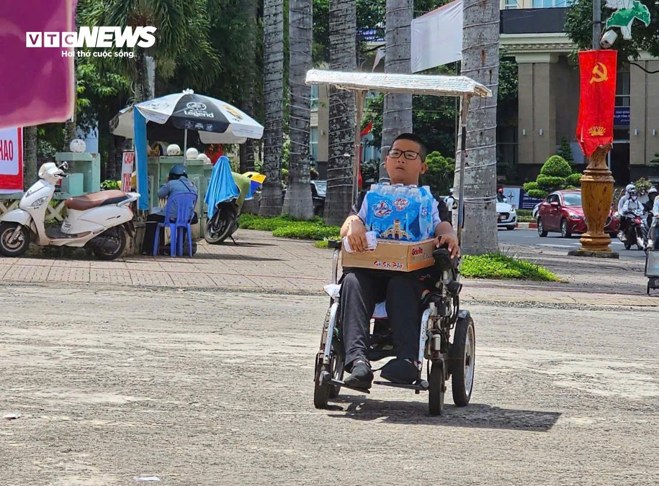 Cậu bé khuyết tật bán vé số ở Đắk Lắk ôm thùng mì tôm gửi về người dân vùng lũ- Ảnh 4. Cậu bé khuyết tật bán vé số ở Đắk Lắk ôm thùng mì tôm gửi về người dân vùng lũ- Ảnh 4.