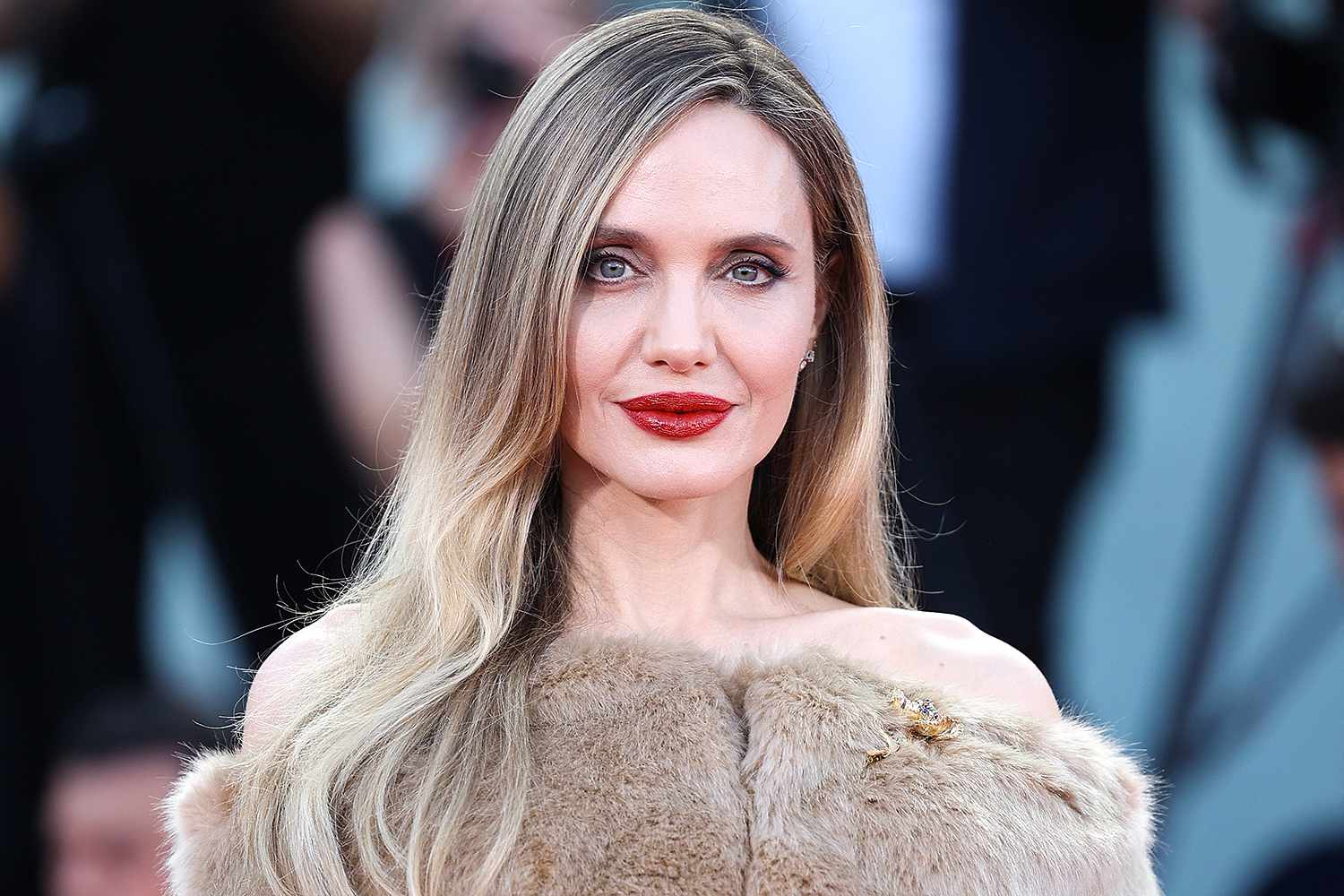 Angelina Jolie bị dồn tới đường cùng- Ảnh 5. Angelina Jolie bị dồn tới đường cùng- Ảnh 5.