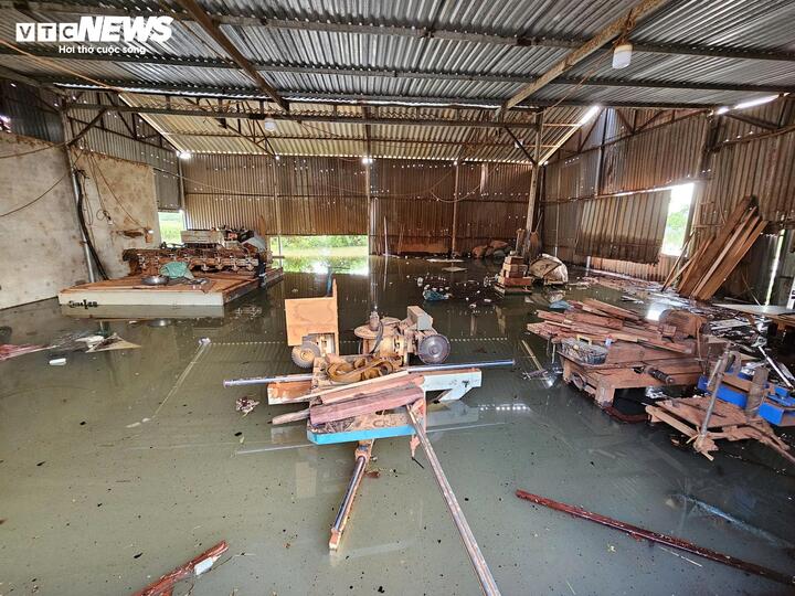 'Rốn lũ' Hà Nội: Tối nước còn mấp mé mép sân, trưa hôm sau đã tới nóc nhà- Ảnh 4.