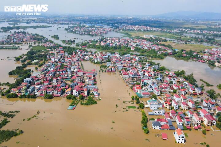 'Rốn lũ' Hà Nội: Tối nước còn mấp mé mép sân, trưa hôm sau đã tới nóc nhà- Ảnh 1.