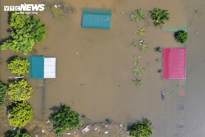 'Rốn lũ' Hà Nội: Tối nước còn mấp mé mép sân, trưa hôm sau đã tới nóc nhà- Ảnh 2.