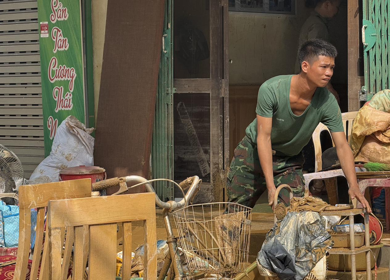 Chiến sĩ quân đội xót xa khi cùng dân dọn dẹp sau lũ: “Em buồn lắm, nhìn thảm thương quá…”- Ảnh 1. Chiến sĩ quân đội xót xa khi cùng dân dọn dẹp sau lũ: “Em buồn lắm, nhìn thảm thương quá…”- Ảnh 1.
