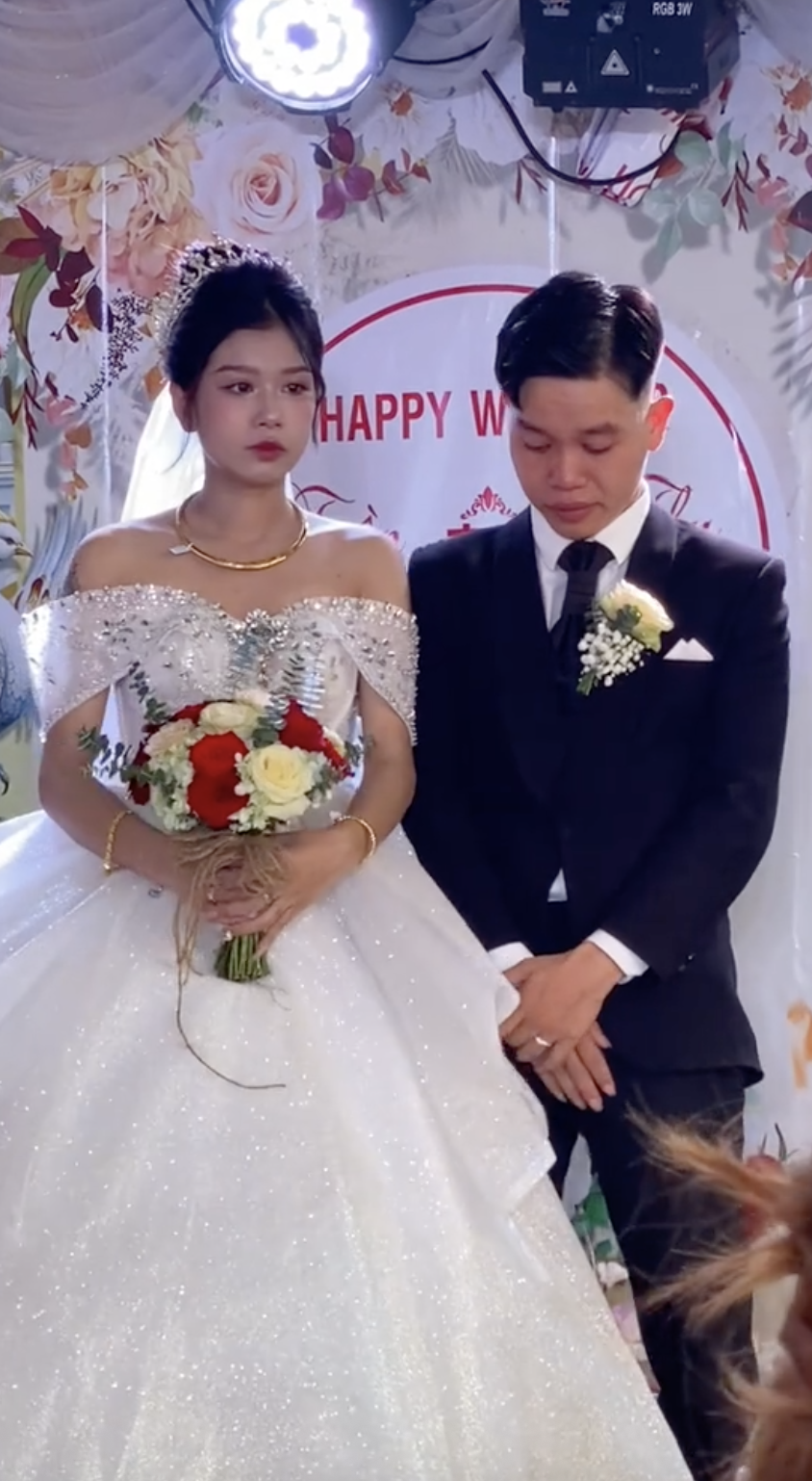 Đ&aacute;m cưới lạ nhất ở H&agrave; Nội: Ch&uacute; rể "&ocirc;m mẹ kh&oacute;c như mưa" viral khắp c&otilde;i mạng- Ảnh 3.