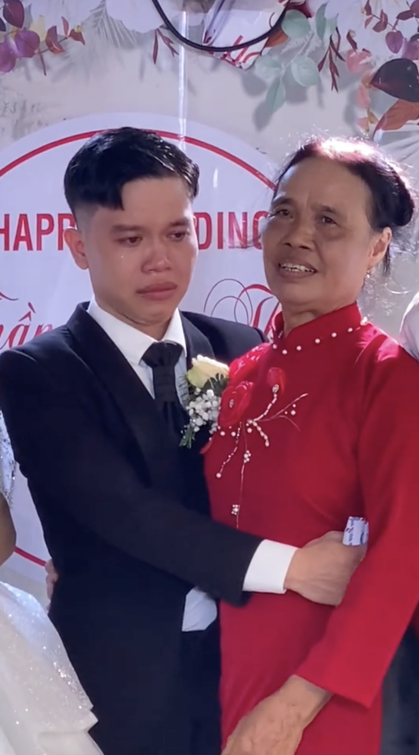 Đ&aacute;m cưới lạ nhất ở H&agrave; Nội: Ch&uacute; rể "&ocirc;m mẹ kh&oacute;c như mưa" viral khắp c&otilde;i mạng- Ảnh 1.