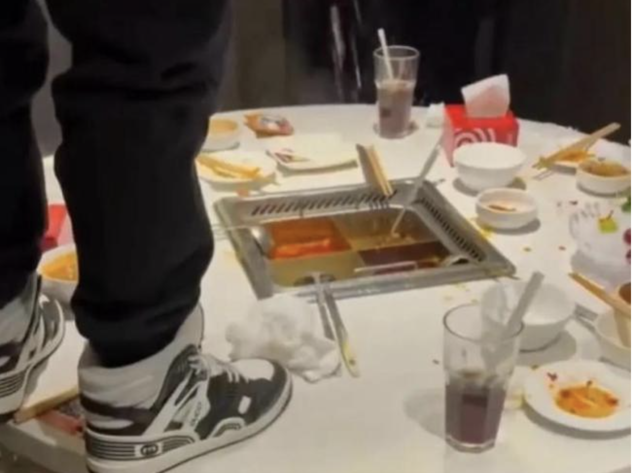 Hai thiếu niên tiểu vào nồi lẩu Haidilao: Gia đình bồi thường 8 tỷ đồng, xin lỗi công khai- Ảnh 1.