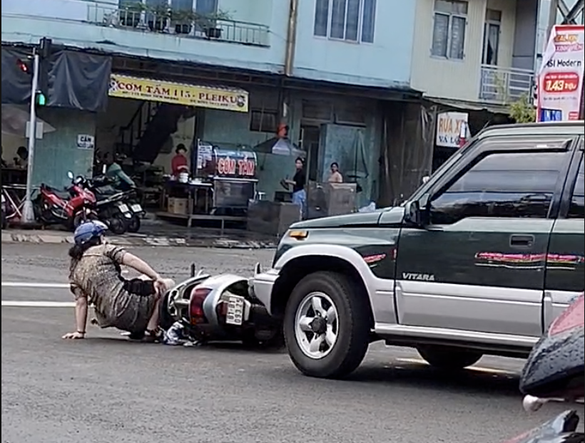 CLIP: Phẫn nộ xe 5 chỗ cố tình tông xe máy chở trẻ nhỏ- Ảnh 1. CLIP: Phẫn nộ xe 5 chỗ cố tình tông xe máy chở trẻ nhỏ- Ảnh 1.