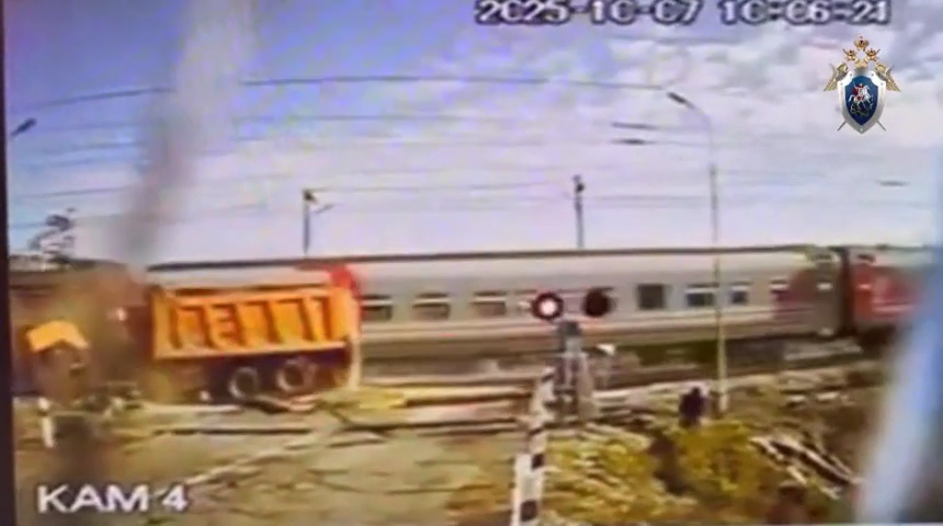 Khoảnh khắc tài xế thoát chết ngoạn mục khi xe tải bị tàu hỏa tông nát- Ảnh 1.