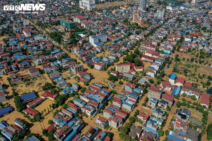 Người cha bơi 4 tiếng giữa dòng nước lũ ở Thái Nguyên, tiếp tế đồ ăn cho con gái- Ảnh 2. Người cha bơi 4 tiếng giữa dòng nước lũ ở Thái Nguyên, tiếp tế đồ ăn cho con gái- Ảnh 2.