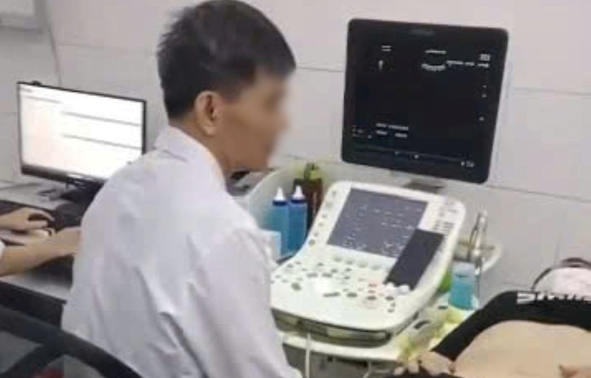 Bệnh viện thông tin việc bác sĩ vừa siêu âm vừa xem điện thoại- Ảnh 1. Bệnh viện thông tin việc bác sĩ vừa siêu âm vừa xem điện thoại- Ảnh 1.