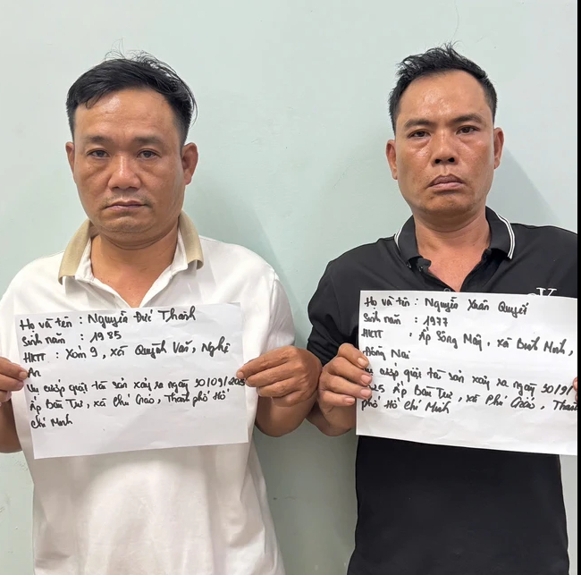 Vụ cướp giật dây chuyền vàng ở TP HCM xôn xao mạng xã hội: Chân dung 2 đối tượng ra tay- Ảnh 1.