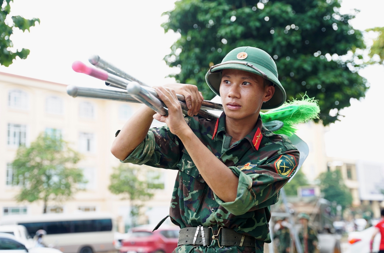 Chiến sĩ quân đội xót xa khi cùng dân dọn dẹp sau lũ: “Em buồn lắm, nhìn thảm thương quá…”- Ảnh 16. Chiến sĩ quân đội xót xa khi cùng dân dọn dẹp sau lũ: “Em buồn lắm, nhìn thảm thương quá…”- Ảnh 16.