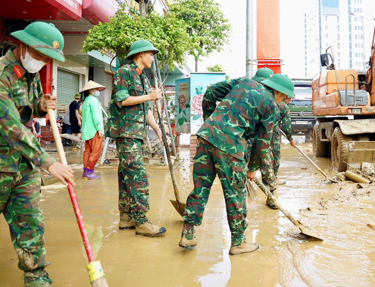 Chiến sĩ quân đội xót xa khi cùng dân dọn dẹp sau lũ: “Em buồn lắm, nhìn thảm thương quá…”- Ảnh 11. Chiến sĩ quân đội xót xa khi cùng dân dọn dẹp sau lũ: “Em buồn lắm, nhìn thảm thương quá…”- Ảnh 11.