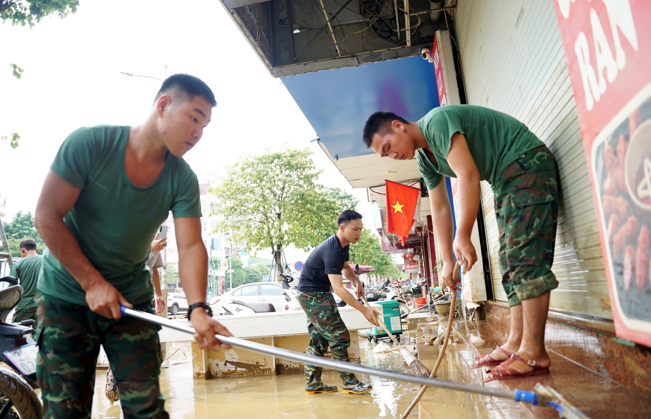 Chiến sĩ quân đội xót xa khi cùng dân dọn dẹp sau lũ: “Em buồn lắm, nhìn thảm thương quá…”- Ảnh 15. Chiến sĩ quân đội xót xa khi cùng dân dọn dẹp sau lũ: “Em buồn lắm, nhìn thảm thương quá…”- Ảnh 15.