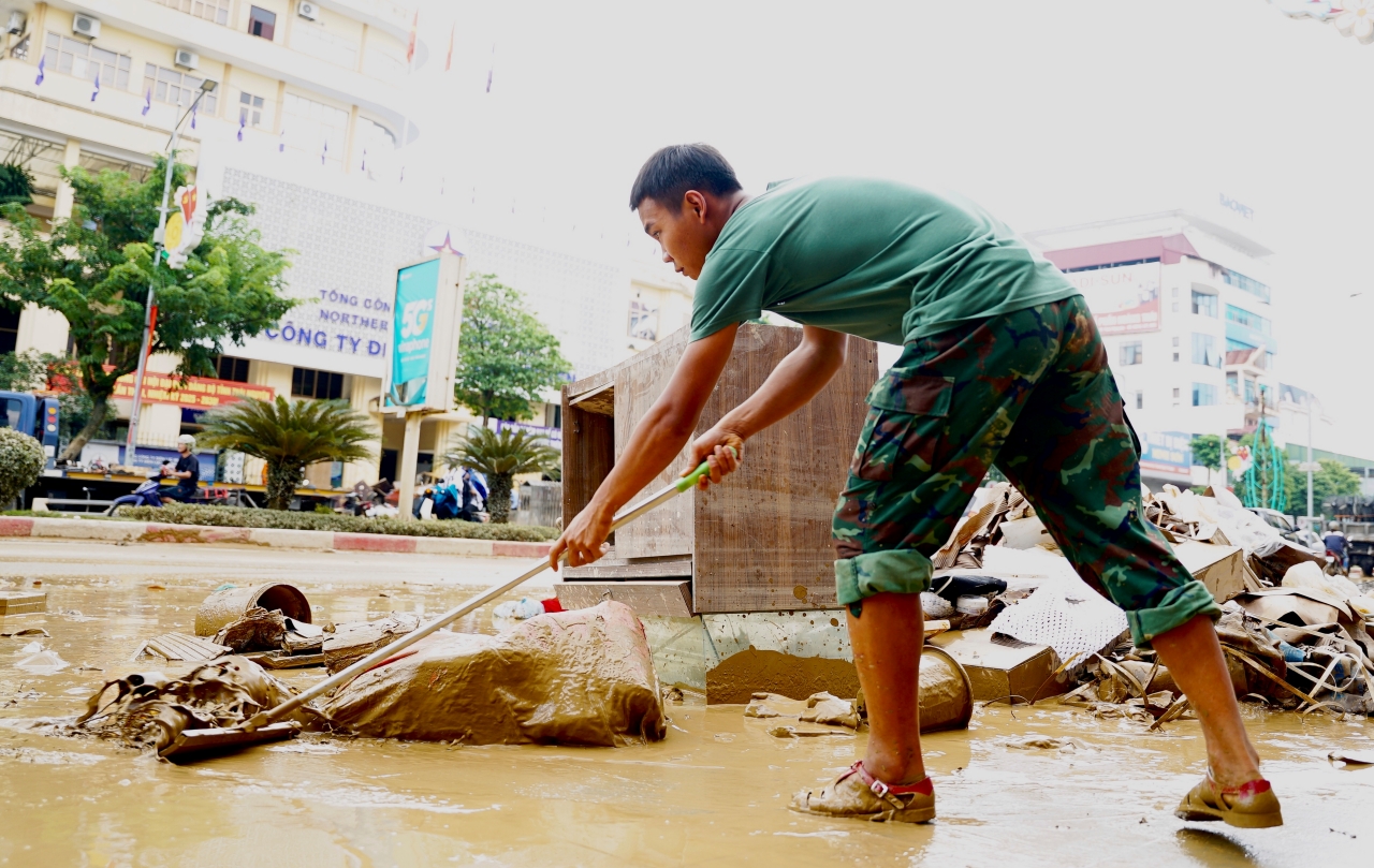 Chiến sĩ quân đội xót xa khi cùng dân dọn dẹp sau lũ: “Em buồn lắm, nhìn thảm thương quá…”- Ảnh 12. Chiến sĩ quân đội xót xa khi cùng dân dọn dẹp sau lũ: “Em buồn lắm, nhìn thảm thương quá…”- Ảnh 12.