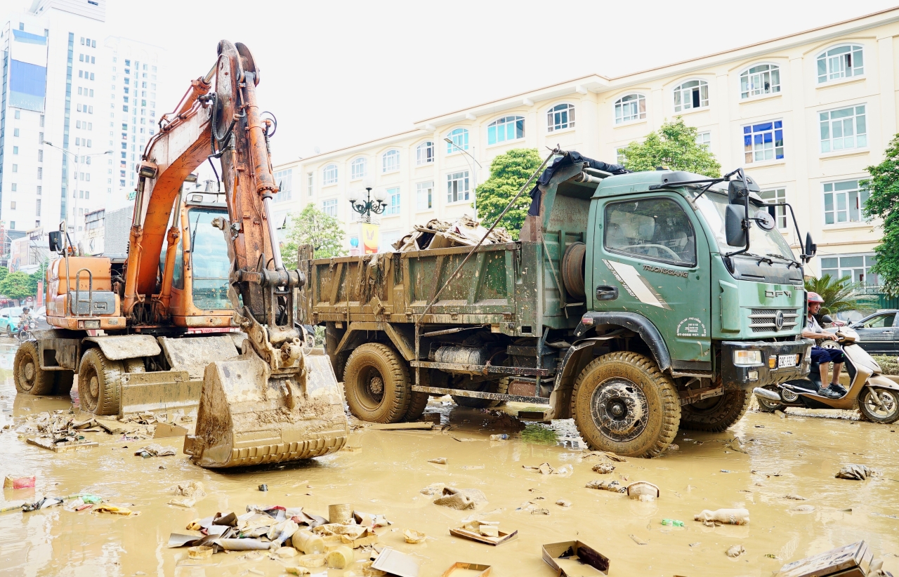 Chiến sĩ quân đội xót xa khi cùng dân dọn dẹp sau lũ: “Em buồn lắm, nhìn thảm thương quá…”- Ảnh 5. Chiến sĩ quân đội xót xa khi cùng dân dọn dẹp sau lũ: “Em buồn lắm, nhìn thảm thương quá…”- Ảnh 5.