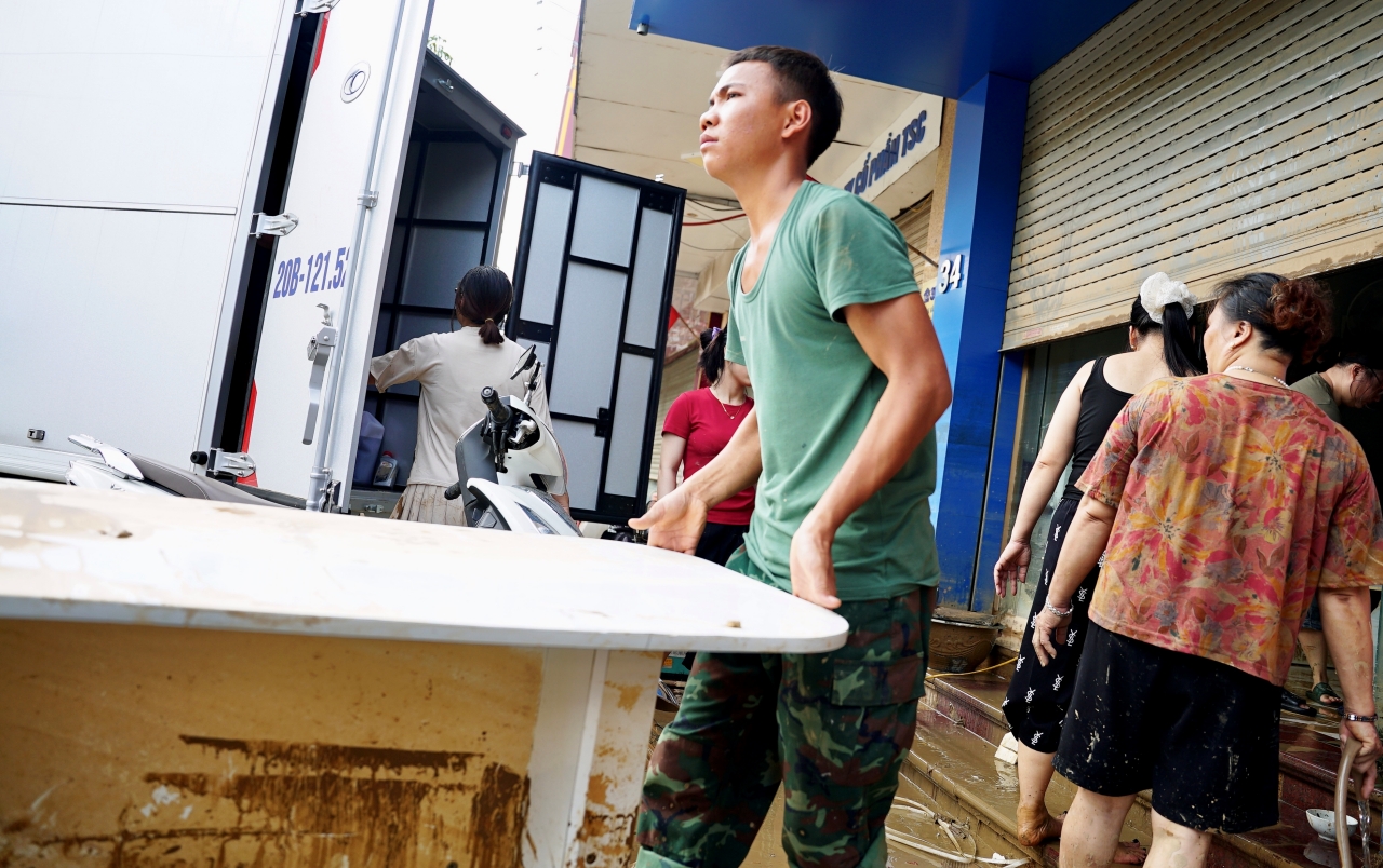 Chiến sĩ quân đội xót xa khi cùng dân dọn dẹp sau lũ: “Em buồn lắm, nhìn thảm thương quá…”- Ảnh 10. Chiến sĩ quân đội xót xa khi cùng dân dọn dẹp sau lũ: “Em buồn lắm, nhìn thảm thương quá…”- Ảnh 10.