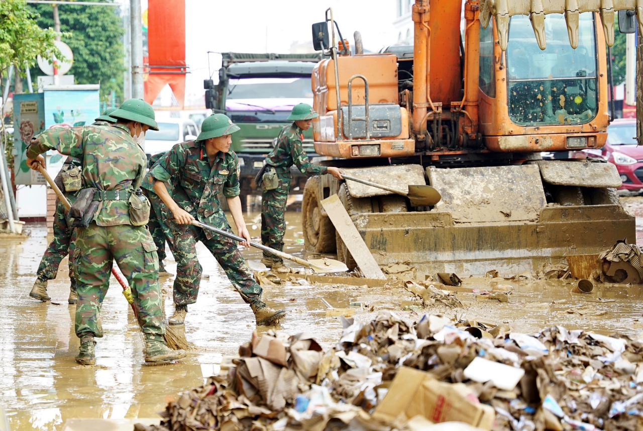 Chiến sĩ quân đội xót xa khi cùng dân dọn dẹp sau lũ: “Em buồn lắm, nhìn thảm thương quá…”- Ảnh 9. Chiến sĩ quân đội xót xa khi cùng dân dọn dẹp sau lũ: “Em buồn lắm, nhìn thảm thương quá…”- Ảnh 9.