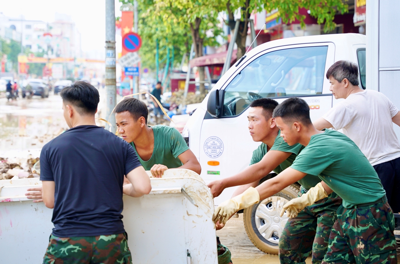 Chiến sĩ quân đội xót xa khi cùng dân dọn dẹp sau lũ: “Em buồn lắm, nhìn thảm thương quá…”- Ảnh 14. Chiến sĩ quân đội xót xa khi cùng dân dọn dẹp sau lũ: “Em buồn lắm, nhìn thảm thương quá…”- Ảnh 14.