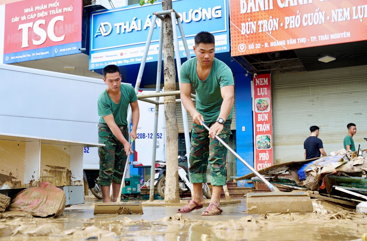 Chiến sĩ quân đội xót xa khi cùng dân dọn dẹp sau lũ: “Em buồn lắm, nhìn thảm thương quá…”- Ảnh 8. Chiến sĩ quân đội xót xa khi cùng dân dọn dẹp sau lũ: “Em buồn lắm, nhìn thảm thương quá…”- Ảnh 8.