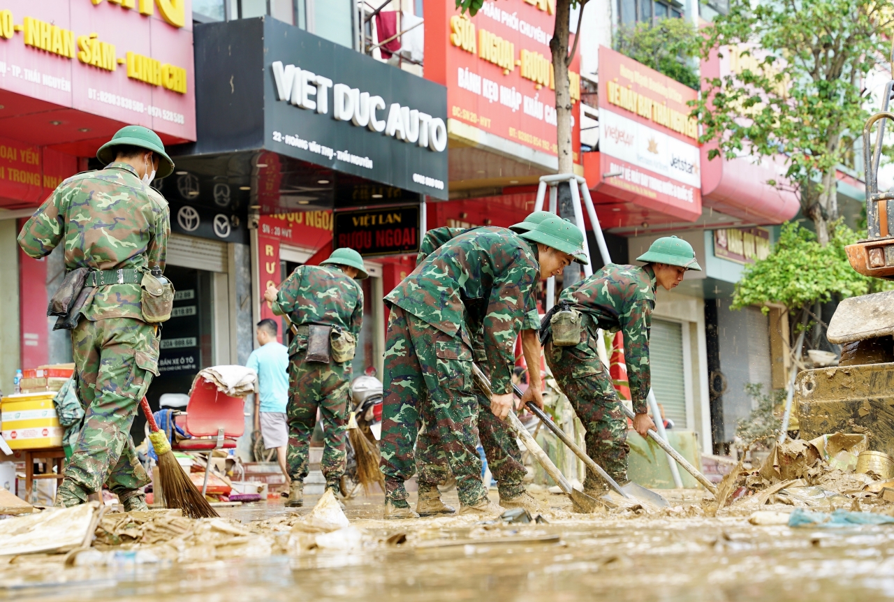 Chiến sĩ quân đội xót xa khi cùng dân dọn dẹp sau lũ: “Em buồn lắm, nhìn thảm thương quá…”- Ảnh 7. Chiến sĩ quân đội xót xa khi cùng dân dọn dẹp sau lũ: “Em buồn lắm, nhìn thảm thương quá…”- Ảnh 7.