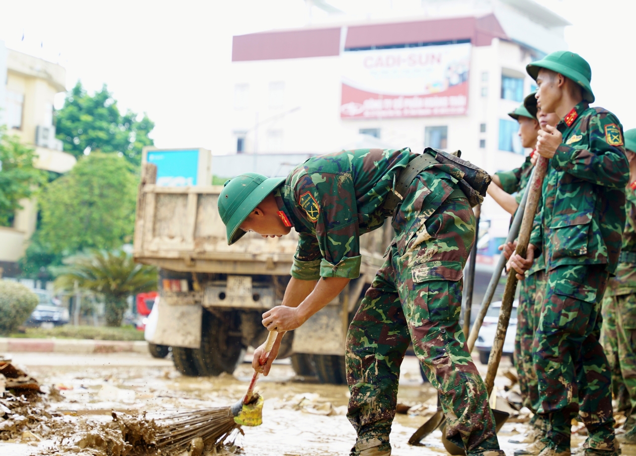 Chiến sĩ quân đội xót xa khi cùng dân dọn dẹp sau lũ: “Em buồn lắm, nhìn thảm thương quá…”- Ảnh 6. Chiến sĩ quân đội xót xa khi cùng dân dọn dẹp sau lũ: “Em buồn lắm, nhìn thảm thương quá…”- Ảnh 6.