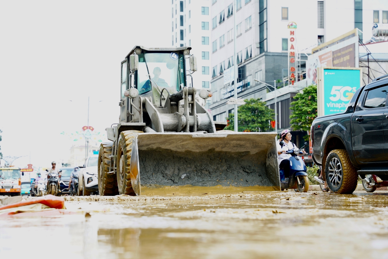 Chiến sĩ quân đội xót xa khi cùng dân dọn dẹp sau lũ: “Em buồn lắm, nhìn thảm thương quá…”- Ảnh 13. Chiến sĩ quân đội xót xa khi cùng dân dọn dẹp sau lũ: “Em buồn lắm, nhìn thảm thương quá…”- Ảnh 13.