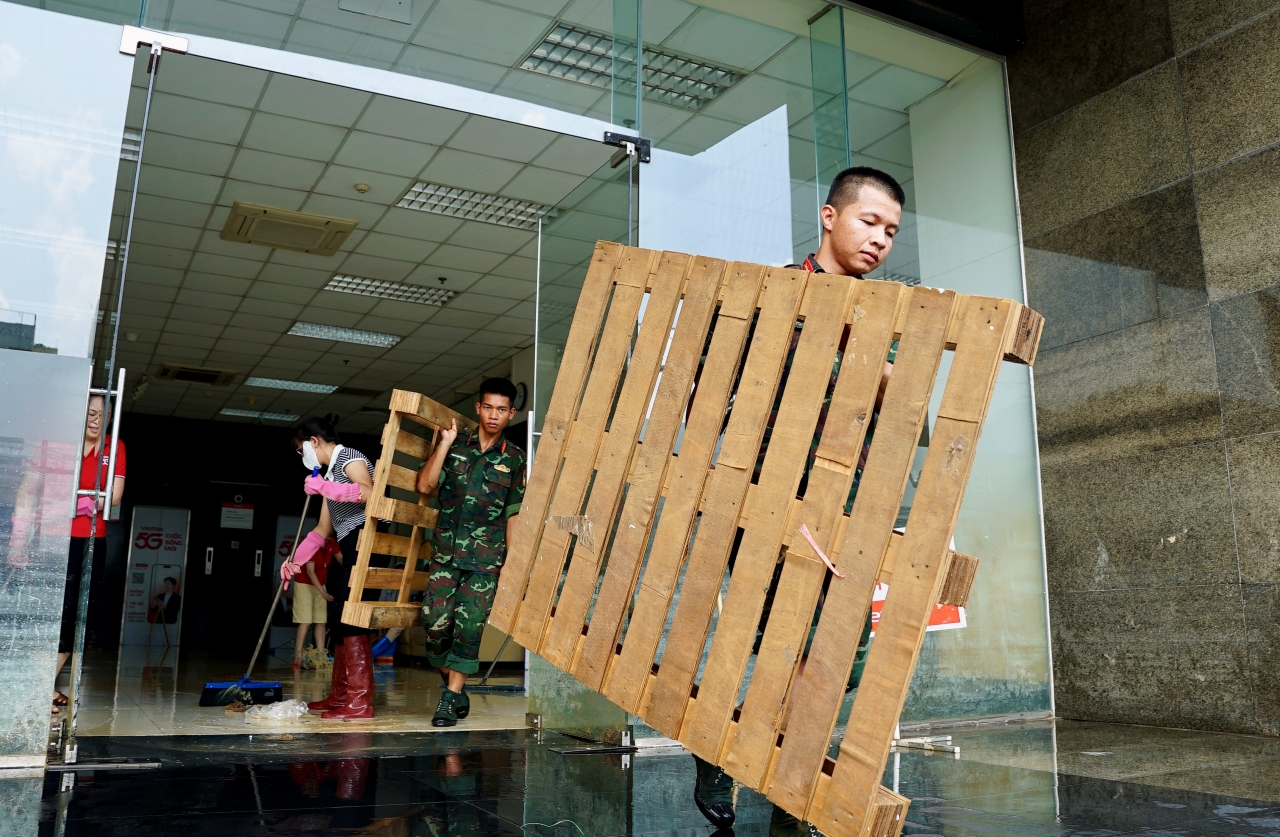 Chiến sĩ quân đội xót xa khi cùng dân dọn dẹp sau lũ: “Em buồn lắm, nhìn thảm thương quá…”- Ảnh 17. Chiến sĩ quân đội xót xa khi cùng dân dọn dẹp sau lũ: “Em buồn lắm, nhìn thảm thương quá…”- Ảnh 17.