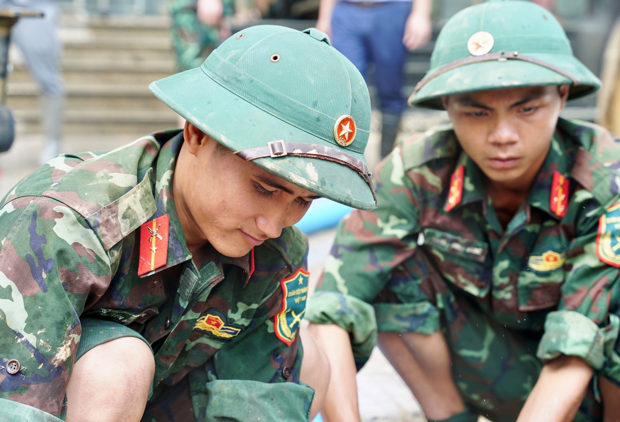 Chiến sĩ quân đội xót xa khi cùng dân dọn dẹp sau lũ: “Em buồn lắm, nhìn thảm thương quá…”- Ảnh 18. Chiến sĩ quân đội xót xa khi cùng dân dọn dẹp sau lũ: “Em buồn lắm, nhìn thảm thương quá…”- Ảnh 18.