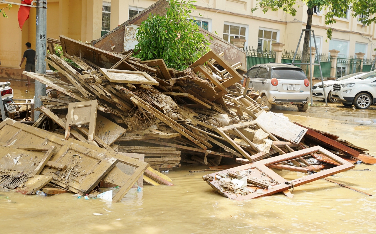 Chiến sĩ quân đội xót xa khi cùng dân dọn dẹp sau lũ: “Em buồn lắm, nhìn thảm thương quá…”- Ảnh 4. Chiến sĩ quân đội xót xa khi cùng dân dọn dẹp sau lũ: “Em buồn lắm, nhìn thảm thương quá…”- Ảnh 4.