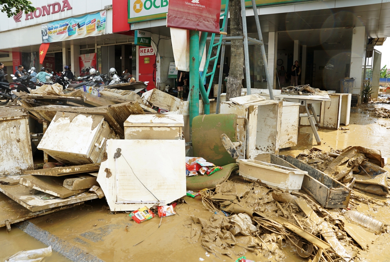 Chiến sĩ quân đội xót xa khi cùng dân dọn dẹp sau lũ: “Em buồn lắm, nhìn thảm thương quá…”- Ảnh 3. Chiến sĩ quân đội xót xa khi cùng dân dọn dẹp sau lũ: “Em buồn lắm, nhìn thảm thương quá…”- Ảnh 3.