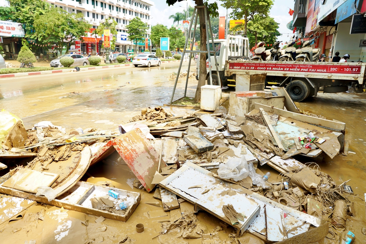 Chiến sĩ quân đội xót xa khi cùng dân dọn dẹp sau lũ: “Em buồn lắm, nhìn thảm thương quá…”- Ảnh 2. Chiến sĩ quân đội xót xa khi cùng dân dọn dẹp sau lũ: “Em buồn lắm, nhìn thảm thương quá…”- Ảnh 2.