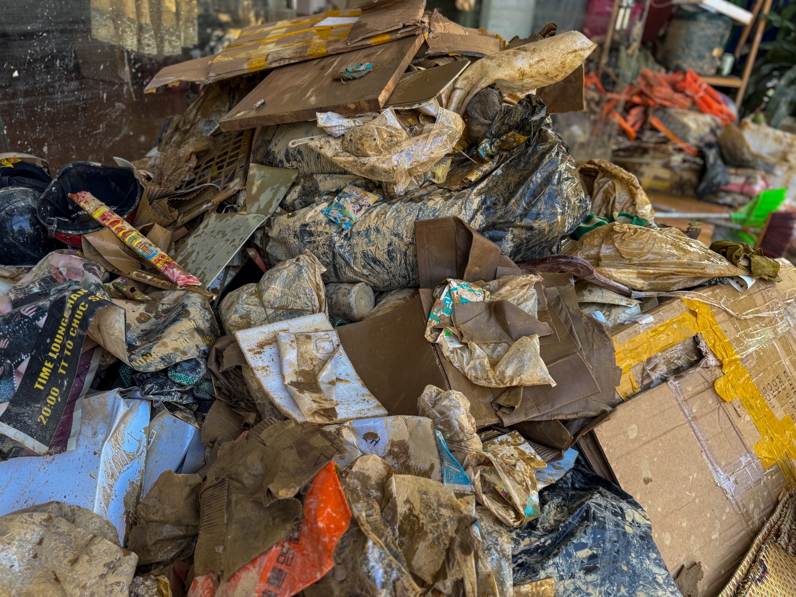 "Mất 600 triệu khi nước r&uacute;t, l&agrave;m g&igrave; c&ograve;n nước mắt m&agrave; kh&oacute;c"- Ảnh 14.