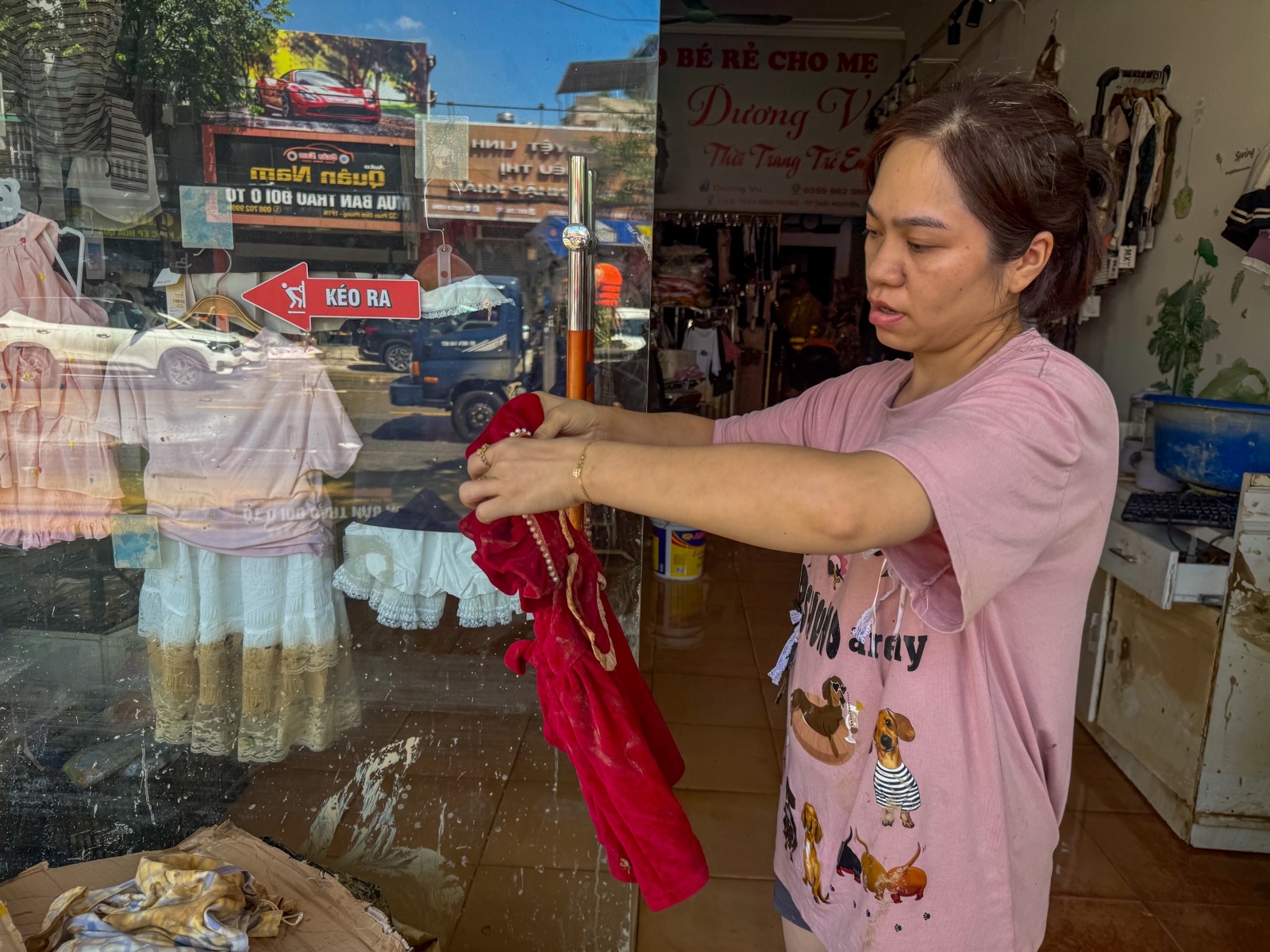 "Mất 600 triệu khi nước r&uacute;t, l&agrave;m g&igrave; c&ograve;n nước mắt m&agrave; kh&oacute;c"- Ảnh 13.