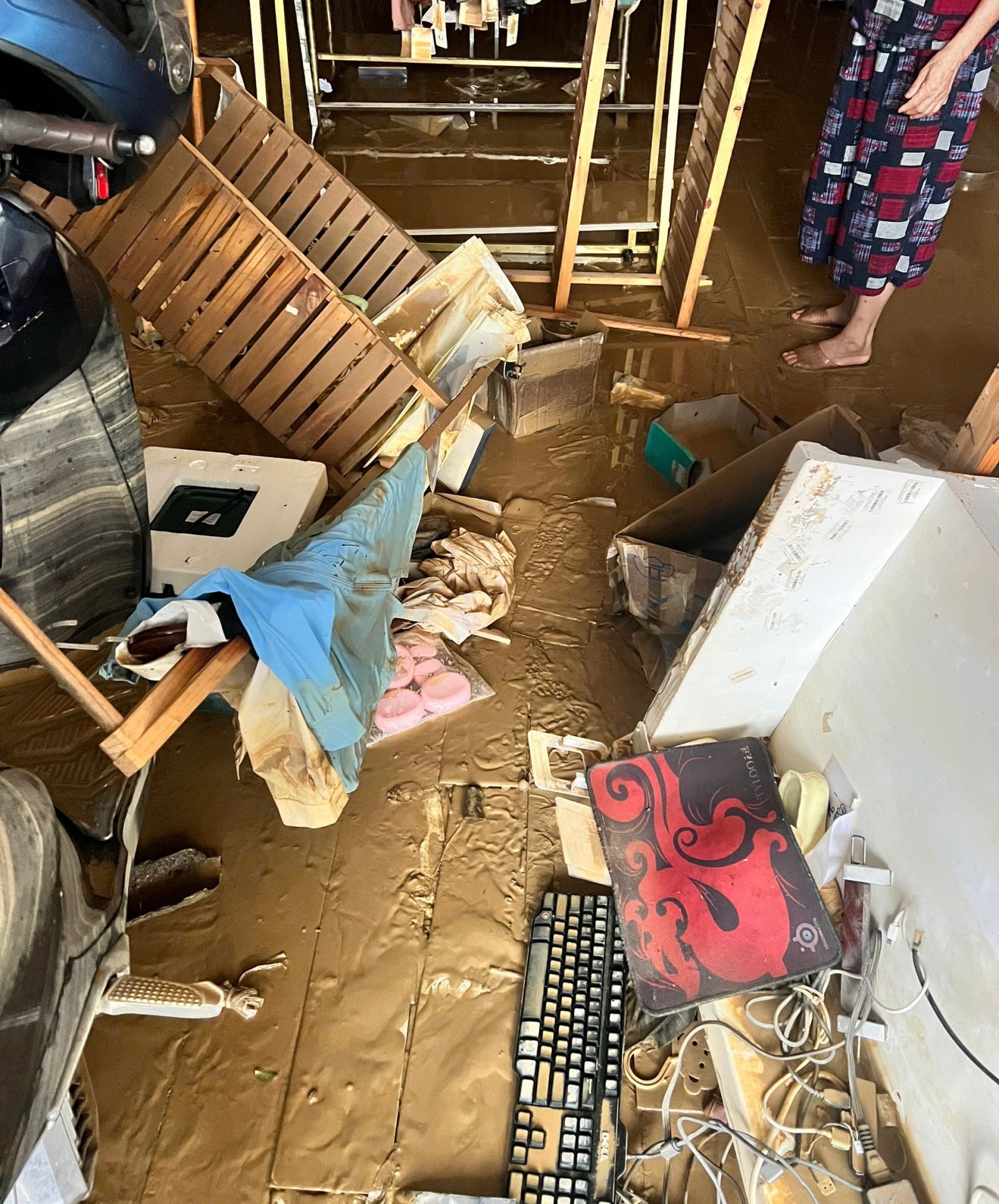 "Mất 600 triệu khi nước r&uacute;t, l&agrave;m g&igrave; c&ograve;n nước mắt m&agrave; kh&oacute;c"- Ảnh 15.