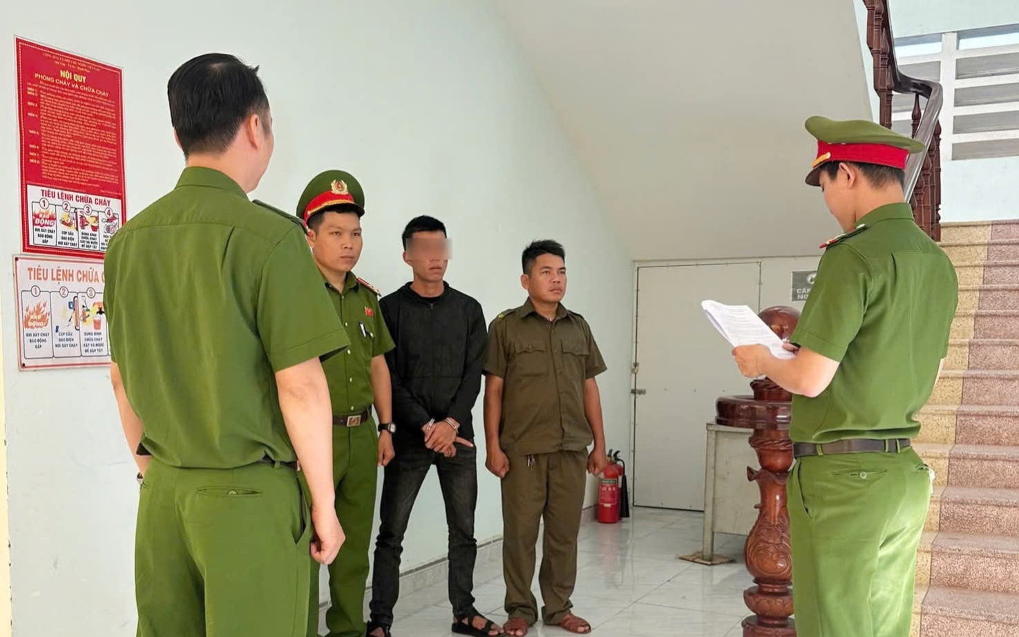 Thi h&agrave;nh Lệnh bắt tạm giam Nguyễn Văn Hồng Bảy