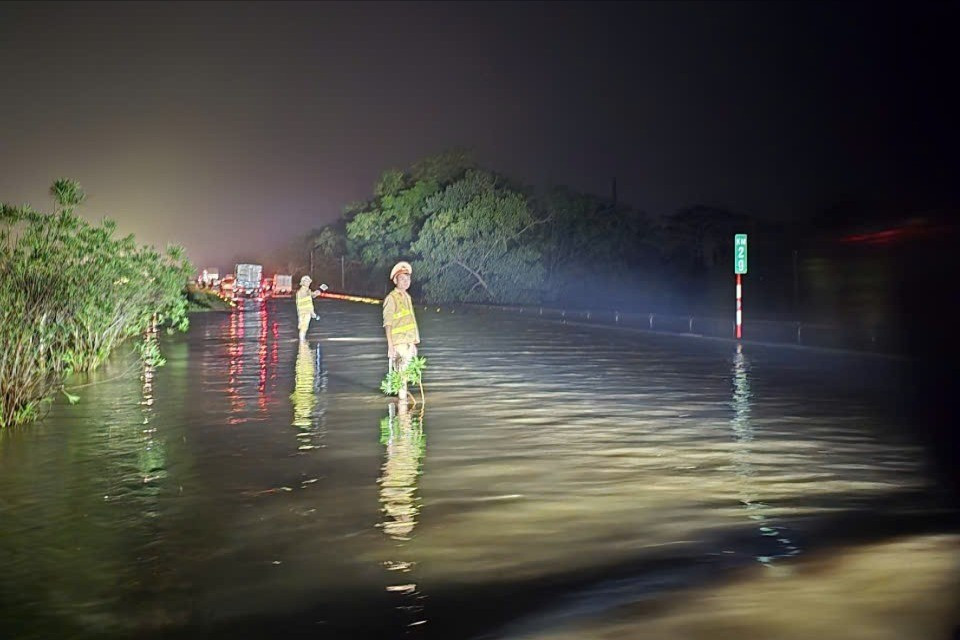 Sáng nay cao tốc Hà Nội - Thái Nguyên vẫn có đoạn ngập sâu 45cm- Ảnh 1.