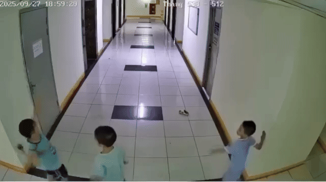 Vụ bé trai ném dép làm hỏng thang máy chung cư: 3 gia đình đã nộp tiền bồi thường- Ảnh 1. Vụ bé trai ném dép làm hỏng thang máy chung cư: 3 gia đình đã nộp tiền bồi thường- Ảnh 1.