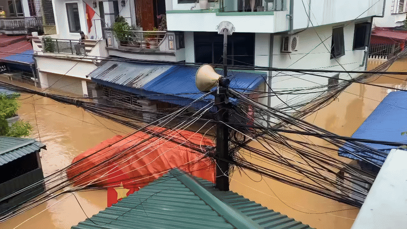 2 &ocirc; t&ocirc; bọc bạt tr&ocirc;i theo nước lũ ở Th&aacute;i Nguy&ecirc;n đ&atilde; được t&igrave;m thấy: H&eacute; lộ t&igrave;nh trạng xe- Ảnh 2.