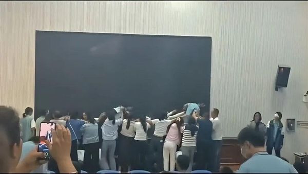 Bức ảnh khiến ai xem cũng phẫn nộ: Giáo dục kiểu gì mà phản cảm thế này?- Ảnh 1. Bức ảnh khiến ai xem cũng phẫn nộ: Giáo dục kiểu gì mà phản cảm thế này?- Ảnh 1.