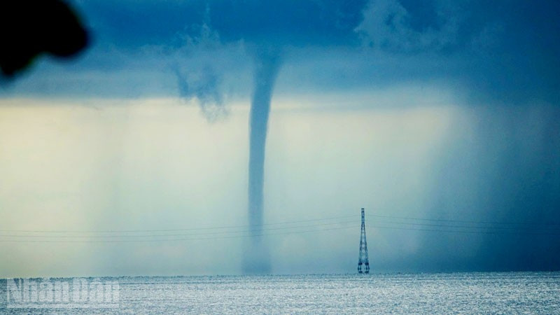 Hãi hùng cảnh vòi rồng khổng lồ xuất hiện ở vùng biển Phú Quốc- Ảnh 1. Hãi hùng cảnh vòi rồng khổng lồ xuất hiện ở vùng biển Phú Quốc- Ảnh 1.