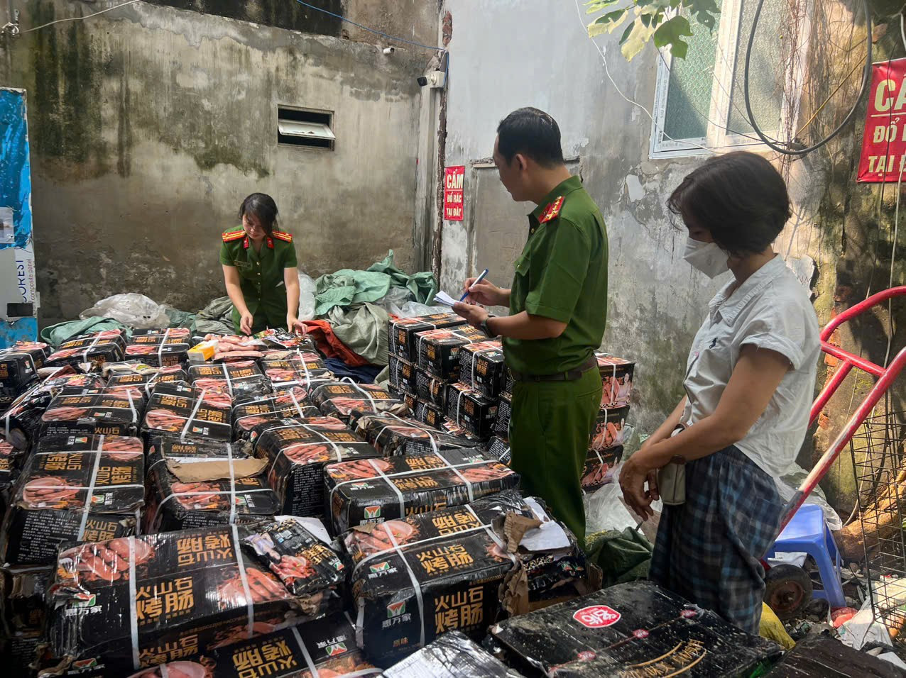 Phát hiện gần 1,7 tấn xúc xích không rõ nguồn gốc chuẩn bị tuồn ra quán ăn vỉa hè ở Hà Nội- Ảnh 1. Phát hiện gần 1,7 tấn xúc xích không rõ nguồn gốc chuẩn bị tuồn ra quán ăn vỉa hè ở Hà Nội- Ảnh 1.