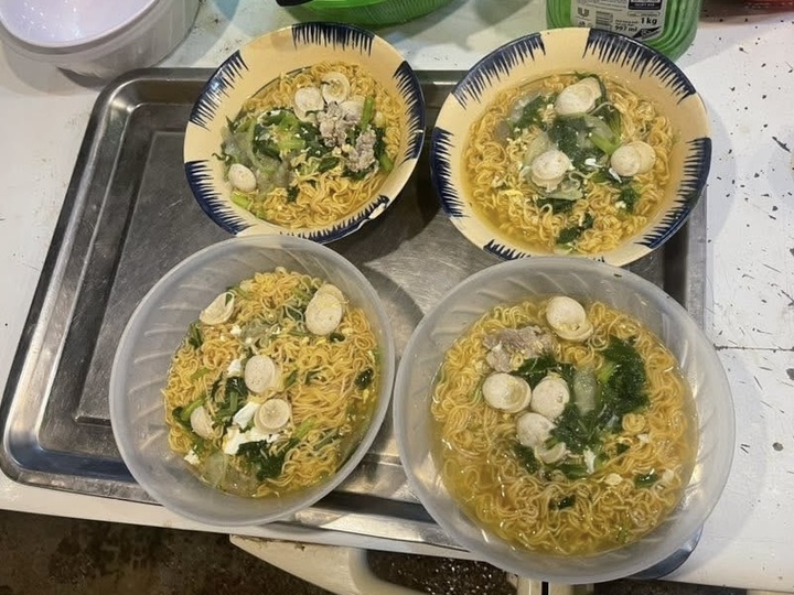 Chủ quán ăn ở Thái Nguyên hỗ trợ sinh viên sạc điện, ăn uống miễn phí- Ảnh 2.