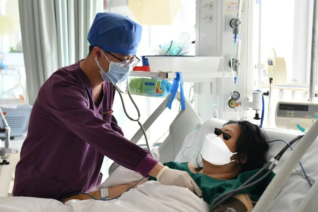 Ngồi tàu 16 tiếng, người phụ nữ ngừng tim- Ảnh 1.