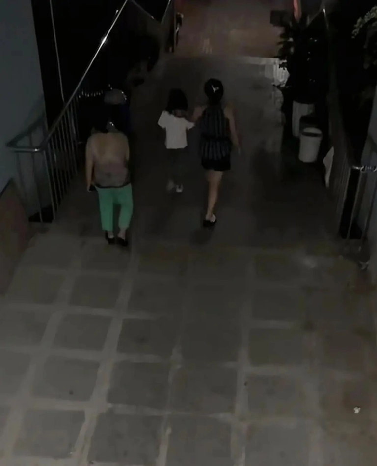 Cha đưa con tới chơi nhà bạn rồi không bao giờ quay lại đón, lý do được tiết lộ khiến nhiều người rơi nước mắt!- Ảnh 1. Cha đưa con tới chơi nhà bạn rồi không bao giờ quay lại đón, lý do được tiết lộ khiến nhiều người rơi nước mắt!- Ảnh 1.