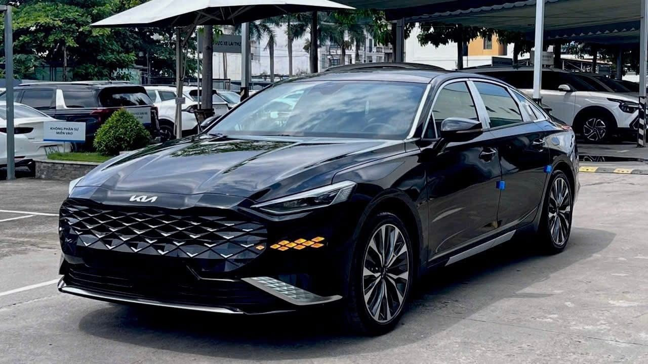 Sedan hàng hiếm Kia K8 xuất hiện tại Việt Nam- Ảnh 1.