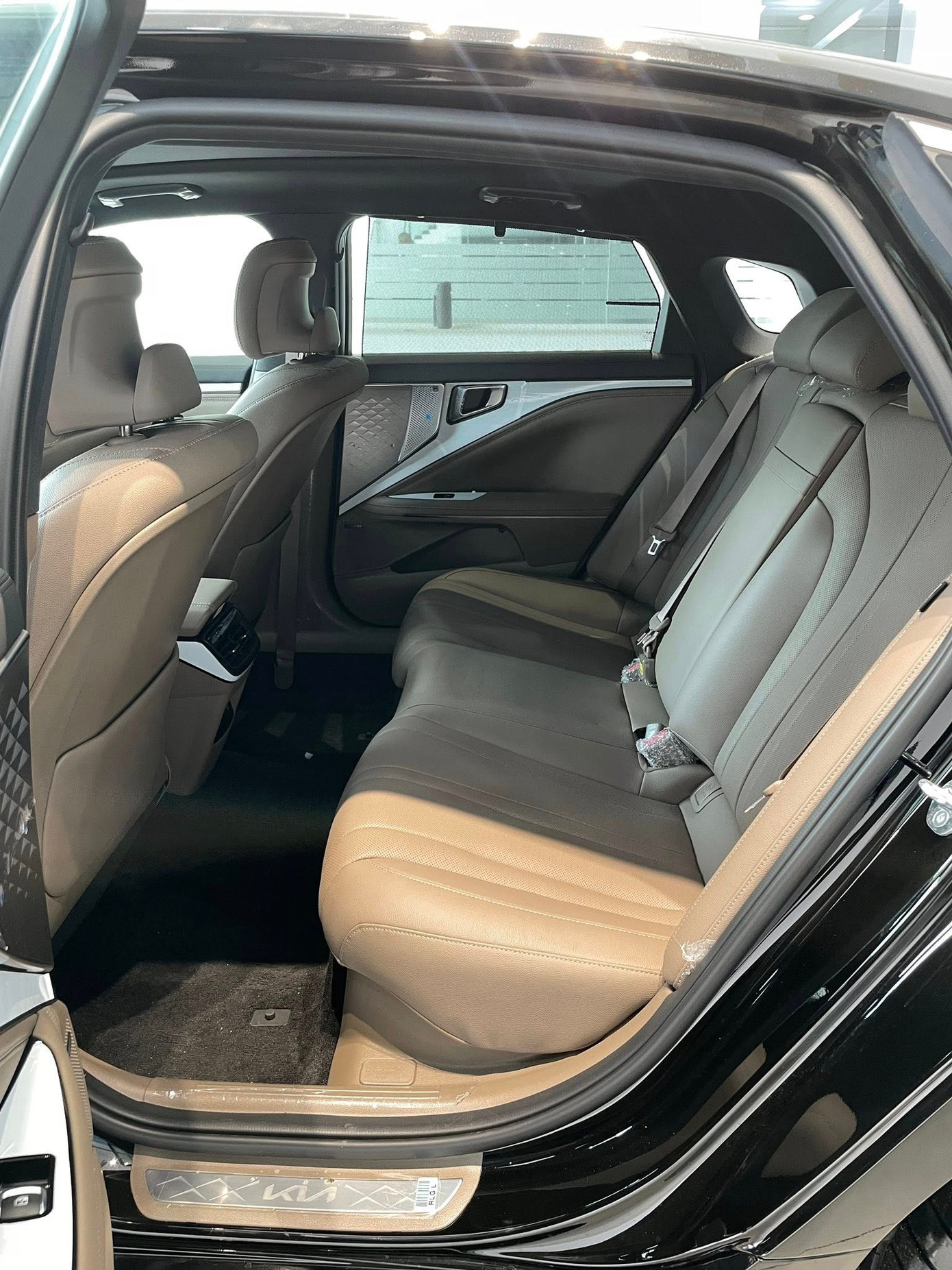 Sedan hàng hiếm Kia K8 xuất hiện tại Việt Nam- Ảnh 5.