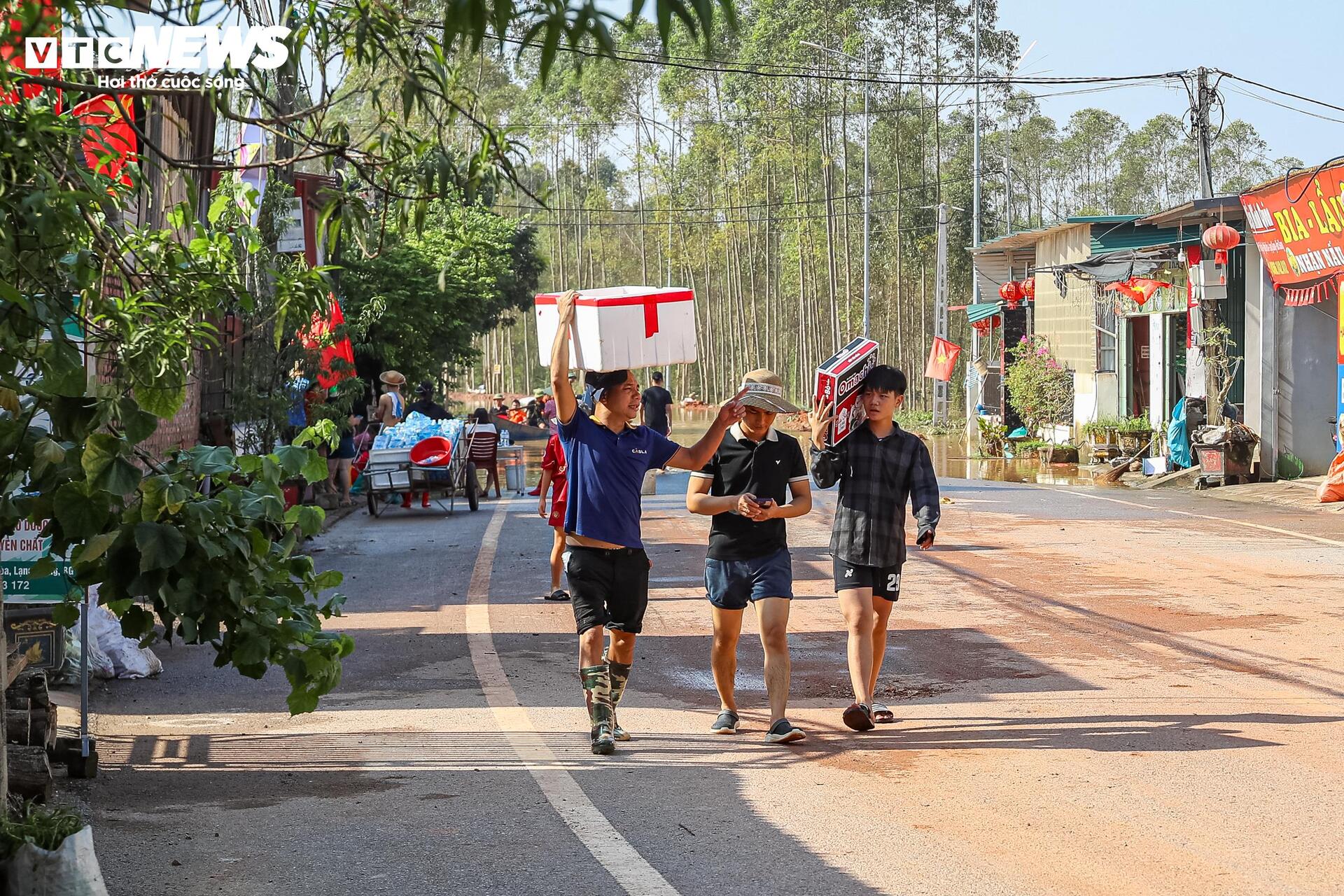 120 hộ dân ở Bắc Ninh mắc kẹt giữa biển nước: Cuộc sống đảo lộn chưa từng thấy- Ảnh 21.