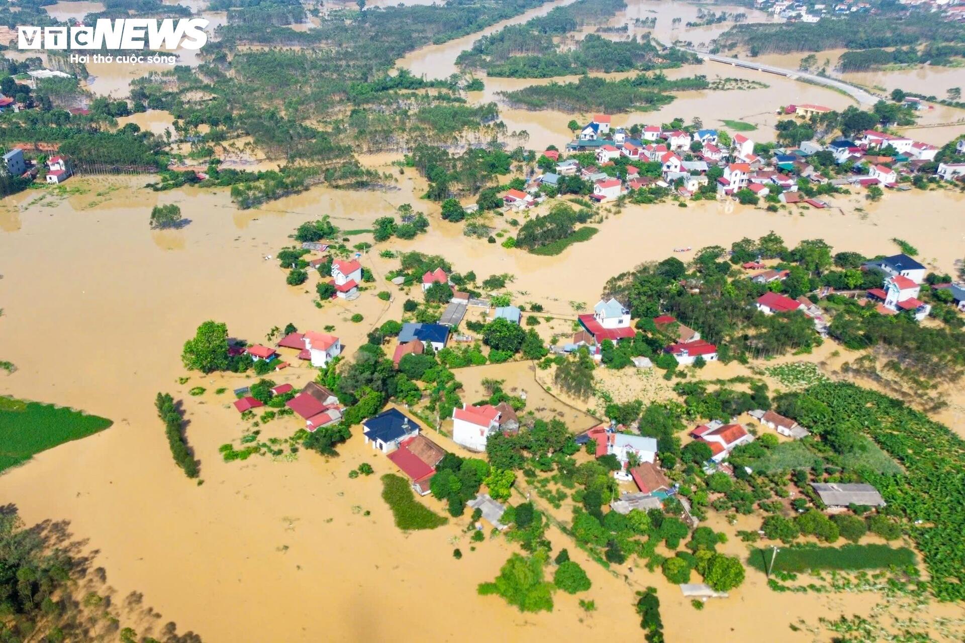 120 hộ dân ở Bắc Ninh mắc kẹt giữa biển nước: Cuộc sống đảo lộn chưa từng thấy- Ảnh 1.