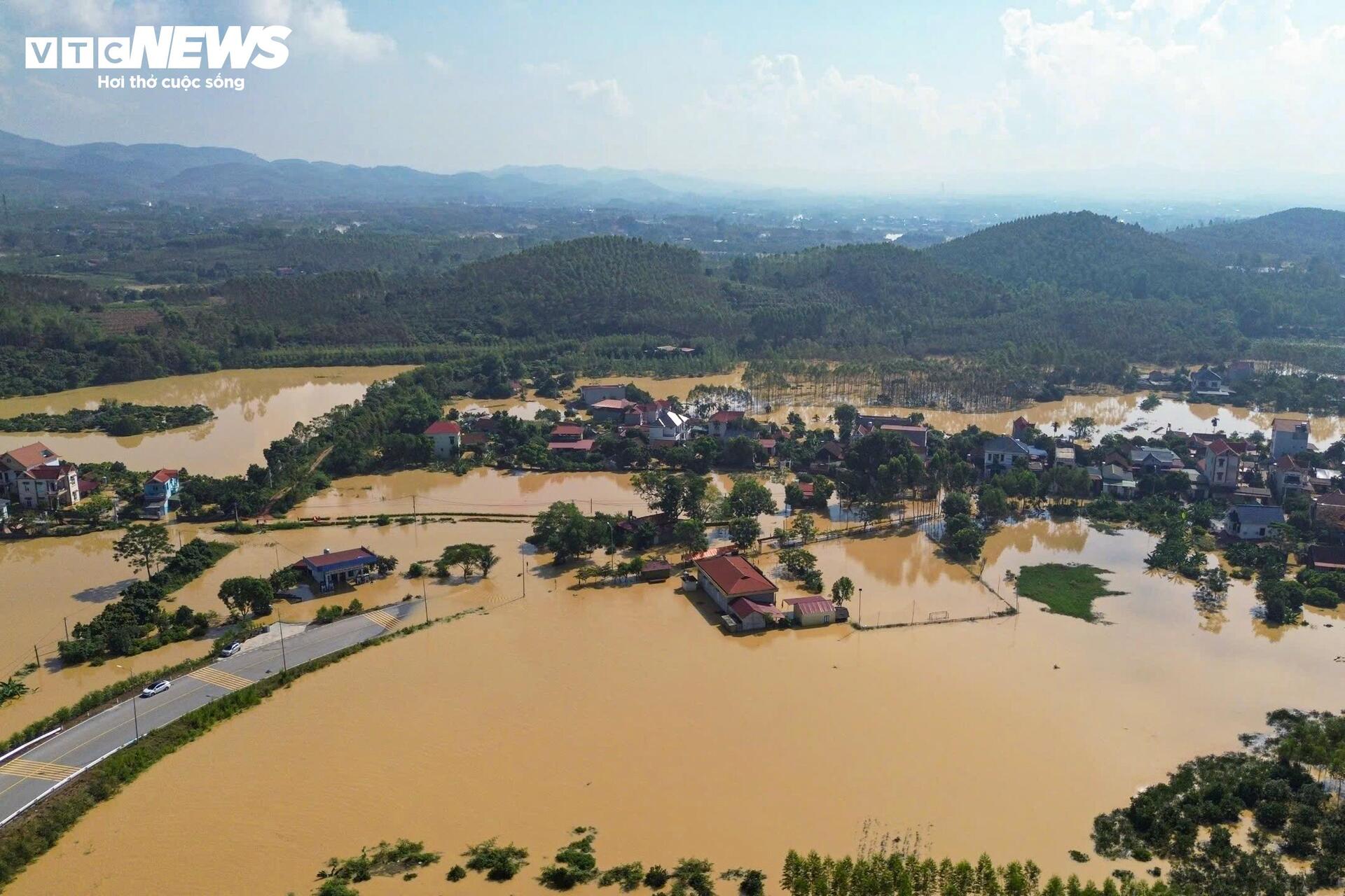 120 hộ dân ở Bắc Ninh mắc kẹt giữa biển nước: Cuộc sống đảo lộn chưa từng thấy- Ảnh 3.