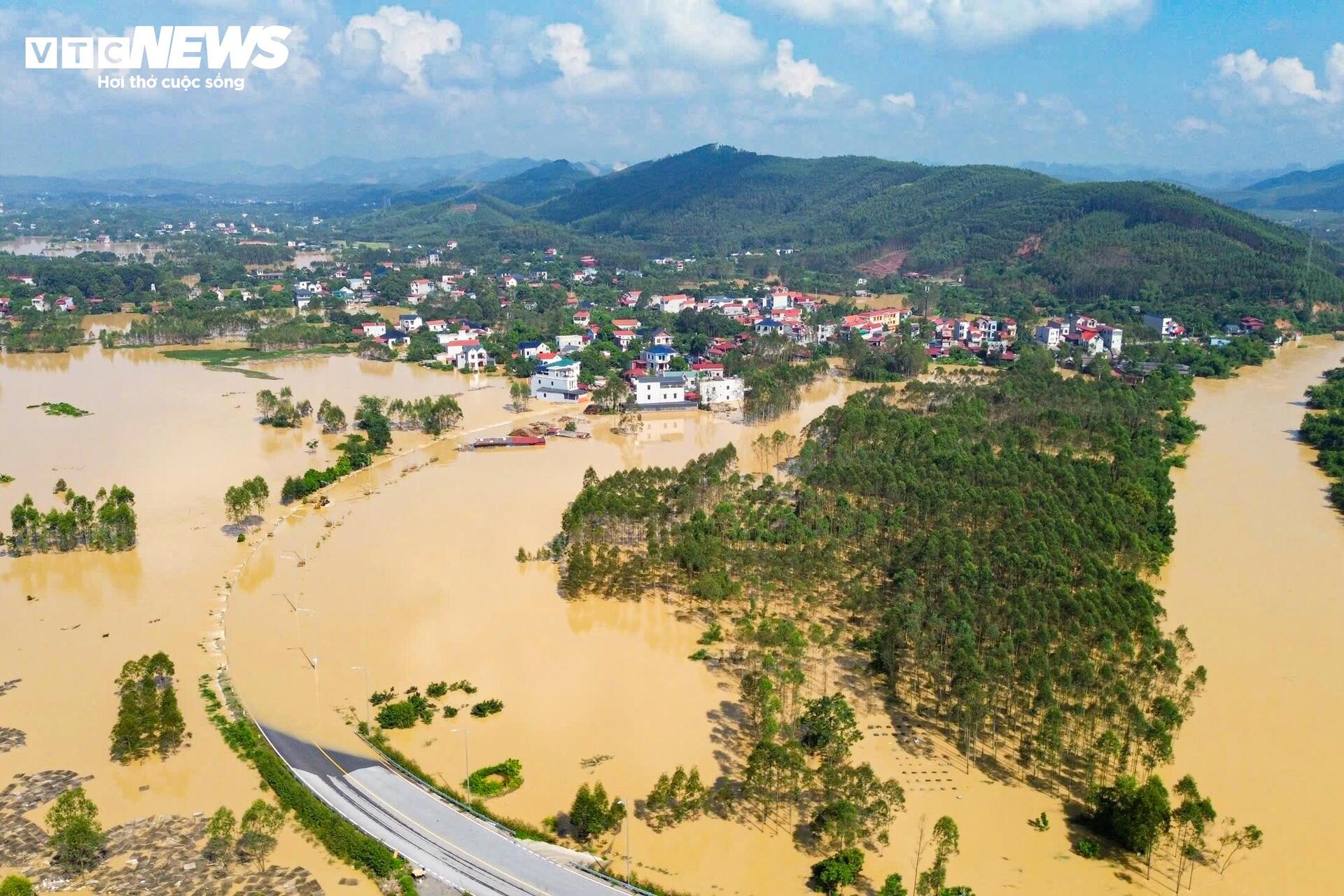 120 hộ dân ở Bắc Ninh mắc kẹt giữa biển nước: Cuộc sống đảo lộn chưa từng thấy- Ảnh 4.